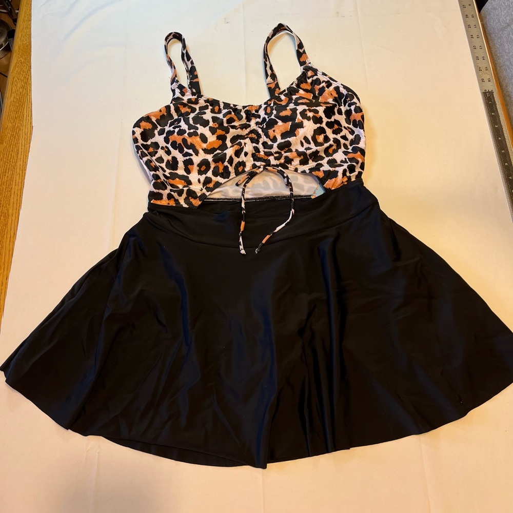 Cheetah print and black 1 piece skirted swimsuit size 14w #39p